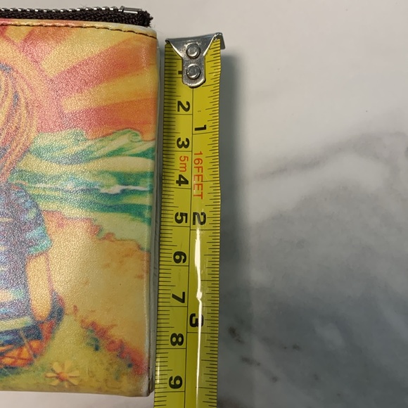 A cute wallet with a cute couple on it for a great everyday use - Picture 3 of 4